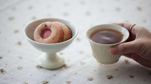 A Sophisticated Recipe: Pairing Cherry Blossom-Flavored Sweets with "Smoky Hojicha"