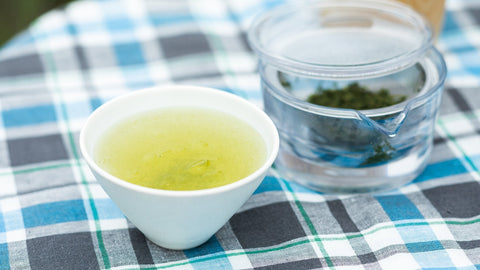 Focus on the cup before you in nature. A recipe for flash-chilled tea with a milky aroma
