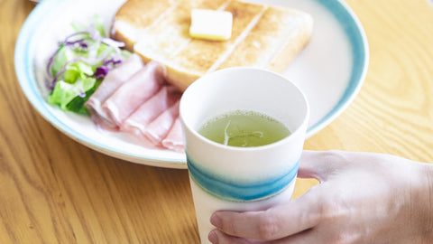 A Refreshing Summer Morning with Cool Glassware and Lightly Sparkling Tea: Enjoying "017 Fujieda Kaori" with a Twist of Lime