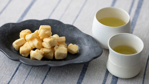 Enjoy winter tea time with homemade rice crackers from leftover mochi and the refreshing "058 Harumidori"